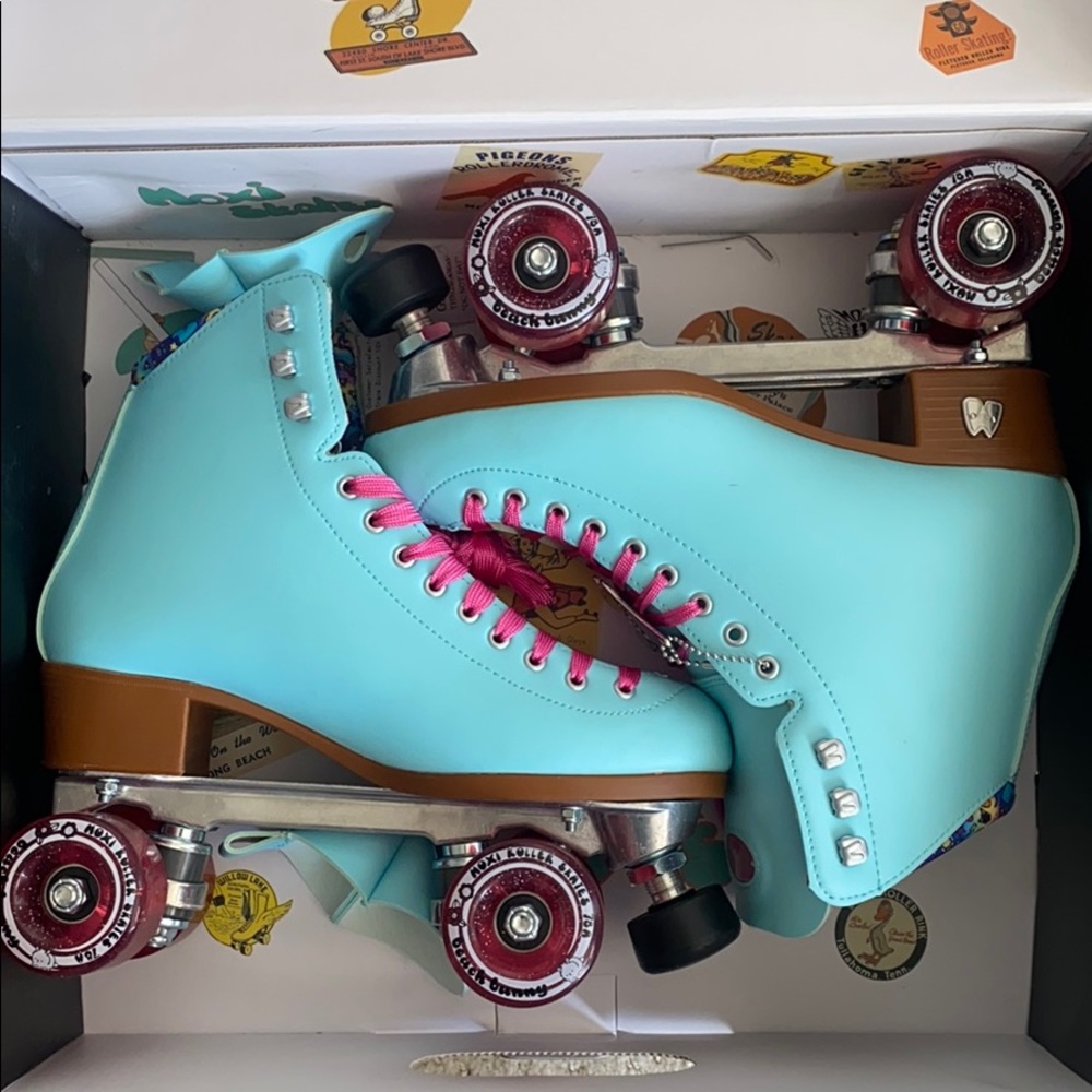 BRAND NEW Moxi Beach Bunny Roller Skates (size 8)